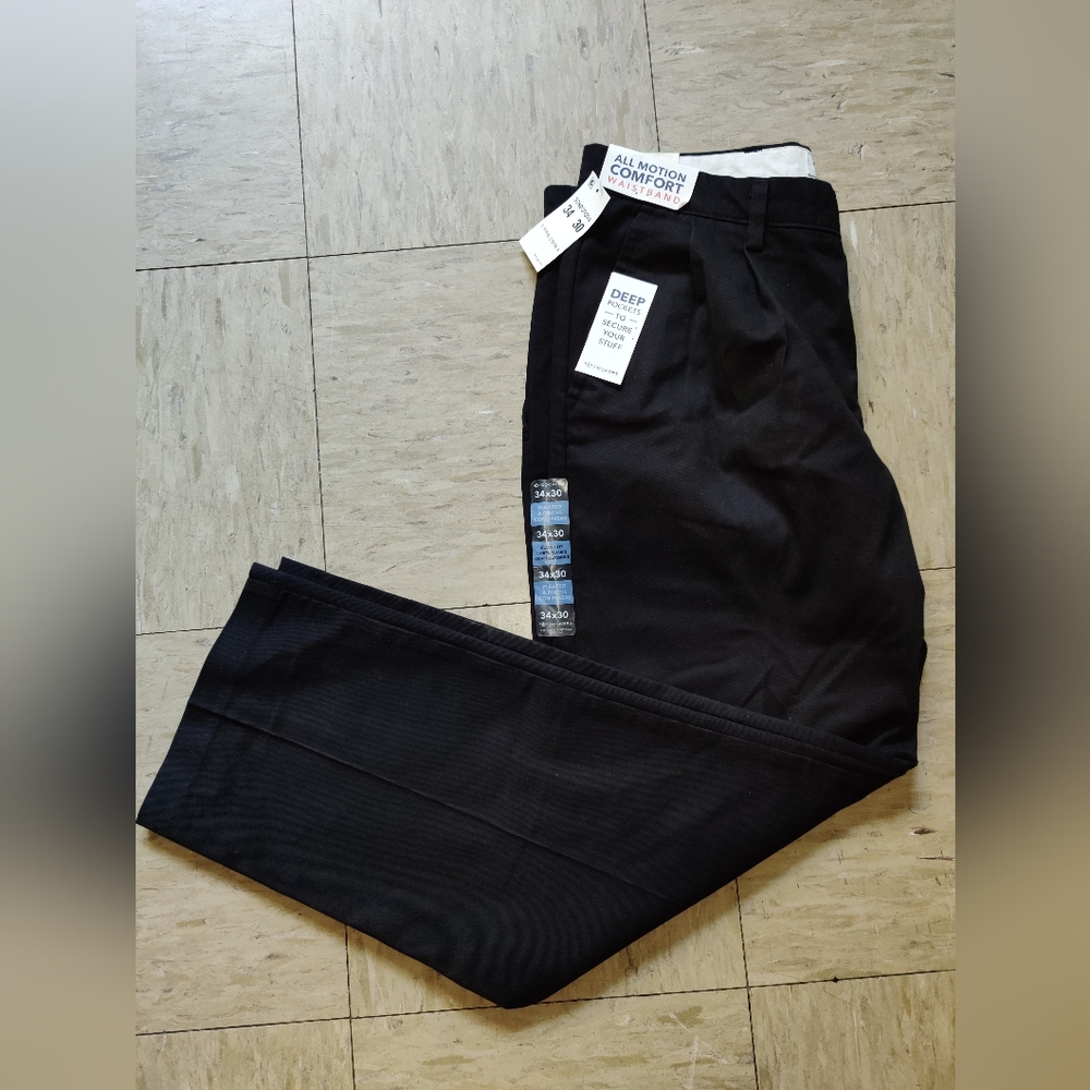 NWT Dockers Easy Khaki Classic Fit Pleated